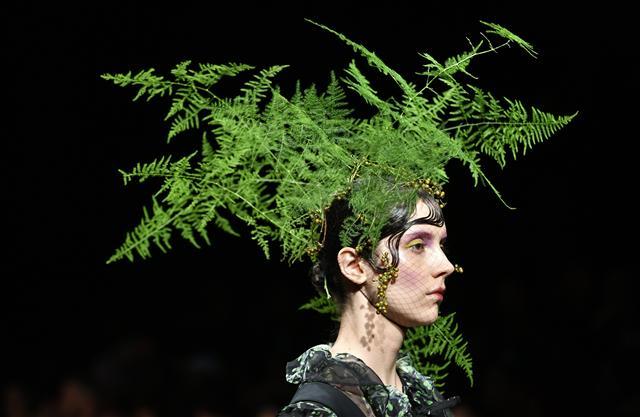 <YONHAP PHOTO-6164> epa06275178 A model presents a creation of the Spring/Summer 2018 collection by Chinese born designer Viviano Sue during the Tokyo Fashion Week in Tokyo, Japan, 19 October 2017. The presentation of the Spring/Summer 2018 collections run from 16 to 21 October. EPA/FRANCK ROBICHON/2017-10-19 18:11:33/ <저작권자 ⓒ 1980-2017 ㈜연합뉴스. 무단 전재 재배포 금지.>