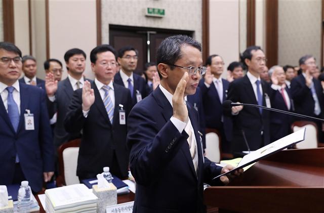 <YONHAP PHOTO-2142> 서울고법, 서울중앙지법 등 국정감사 (서울=연합뉴스) 신준희 기자 = 20일 서초동 서울중앙지법에서 열린 국회 법제사법위원회의 서울고법과 서울중앙지법 등 14개 법원에 대한 국정감사. 최완주 서울고등법원장 등이 선서를 하고 있다. 2017.10.20 hama@yna.co.kr/2017-10-20 10:23:44/ <저작권자 ⓒ 1980-2017 ㈜연합뉴스. 무단 전재 재배포 금지.>