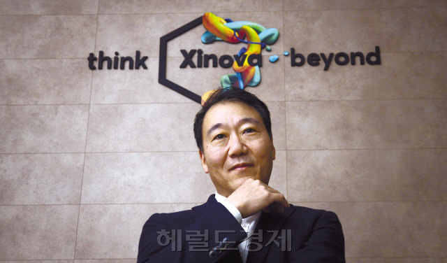 세계 1만명 이상의 과학자, 발명가 등과의 네트워크 ‘공유형 R&D’ 서비스를 하고 있는 김용성 지노바아시아 대표는 “4차 산업혁명 시대의 기업들은 과거와 같은 ‘패스트 팔로워’ 방식으로 따라가기가 불가능하다”고 말한다.  박해묵 기자/mook@heraldcorp.com