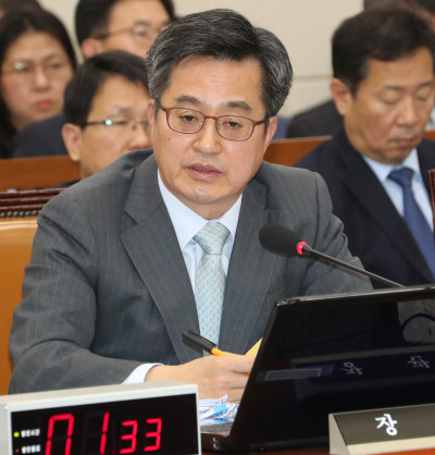 김동연 경제부총리가 20일 국회에서 열린 기획재정위원회 기획재정부에 대한 국정감사에서 의원들의 질의에 답변하고 있다.