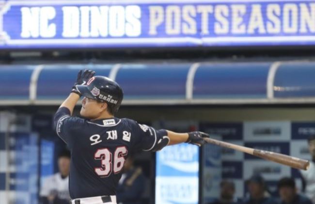 Oh Jae-il of the Doosan Bears watches his solo home run in the top of the ninth inning against the NC Dinos in Game 4 of their Korea Baseball Organization postseason series at Masan Stadium in Changwon, South Gyeongsang Province, on Oct. 21, 2017. This was Oh's fourth homer of the game. (Yonhap)