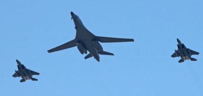 A US B-1B strategic bomber flies over South Korea during the Seoul air show on Oct. 21. (Yonhap)