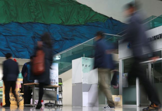 Employees head to their offices in a building in Seoul. (Yonhap)