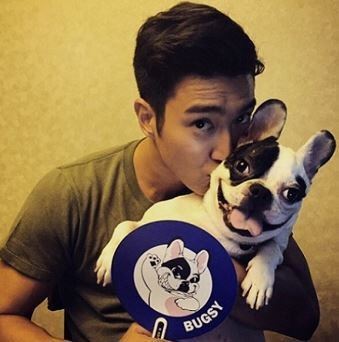 Choi Si-won poses with his family dog. (Choi Si-won’s Instagram)