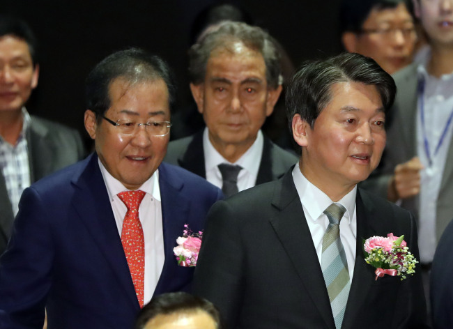 <YONHAP PHOTO-3031> 홍준표 안철수, 노인의 날 기념식 참석 (서울=연합뉴스) 이정훈 기자 = 자유한국당 홍준표 대표와 국민의당 안철수 대표가 20일 오전 서울 중구 더 플라자호텔에서 열린 제21회 노인의날 기념식에 참석하고 있다. 2017.10.20 uwg806@yna.co.kr/2017-10-20 12:36:28/ <저작권자 ⓒ 1980-2017 ㈜연합뉴스. 무단 전재 재배포 금지.>
<YONHAP PHOTO-3031> 홍준표 안철수, 노인의 날 기념식 참석 (서울=연합뉴스) 이정훈 기자 = 자유한국당 홍준표 대표와 국민의당 안철수 대표가 20일 오전 서울 중구 더 플라자호텔에서 열린 제21회 노인의날 기념식에 참석하고 있다. 2017.10.20 uwg806@yna.co.kr/2017-10-20 12:36:28/ <저작권자 ⓒ 1980-2017 ㈜연합뉴스. 무단 전재 재배포 금지.>