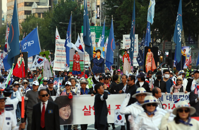 Members of organizations supporting former President Park Geun-hye hold a rally in Seoul on Saturday. (Yonhap)