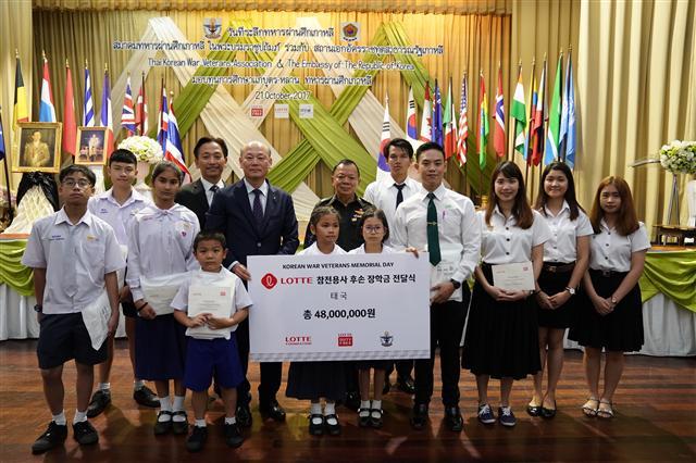 롯데가 21일 태국 방콕에서 현지 초, 중, 고교 및 대학생 100명을 대상으로 장학금 수여식을 진행하고 있다. 장학금 수여식에 참석한 관계자와 장학생들이 기념사진을 찍고 있다. (사진 왼쪽 위 세번째부터) 박상영 태국 롯데면세점 법인장, 이정욱 롯데장학재단 전무, 반딧 말라이아리손 태국한국전참전협회 회장.    [제공=롯데지주]