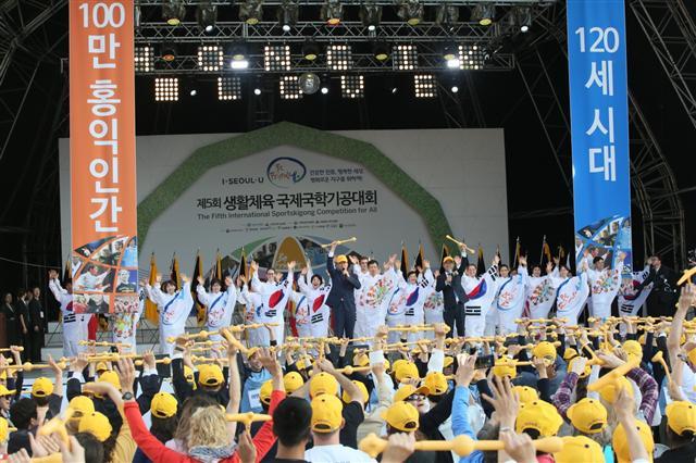 사단법인 대한국학기공협회(회장 권기선)가 개최한 세계 국학기공인들의 축제인 ‘제 5회 생활체육 국제국학기공대회’ 개막제가 지난 21일 오후 2시 30분부터 6시까지 서울광장에서 성황리에 열렸다. 이 행사에는 박원순 서울시장, 우원식 더불어민주당 원내대표, 천정배, 송영길, 김선동, 오영훈 국회의원, 대한체육회 김종훈 명예대사, 이승헌 글로벌사이버대학교 총장 등이 참석했다.