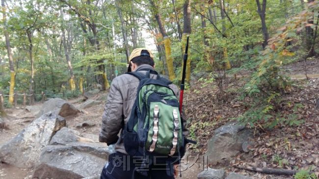 백팩에 등산스틱을 꽂아놓은 모습. [사진=김유진 기자/kacew@heraldcorp.com]
