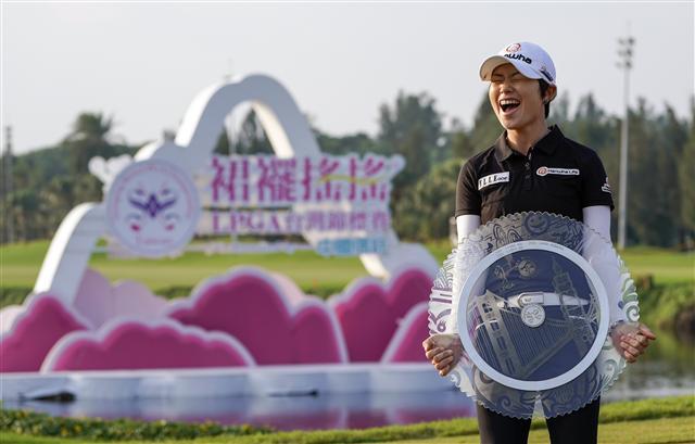 미국여자프로골프(LPGA) 투어에서 8년 만에 우승한 지은희(31)가 우승 트로피를 들고 기뻐하고 있다. 지은희는 이 대회우승으로 세계 랭킹 42위로 껑충 뛰어올랐다. 	 [연합뉴스]