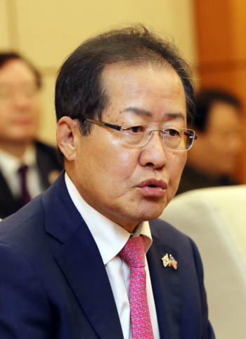 자유한국당 홍준표 대표가 북한의 핵과 미사일 위협에 맞서 ‘전술핵을 재배치하자’는 한국 내 여론을 전달하기 위해 23일 오전 인천공항을 통해 미국 출국에 앞서 기자간담회를 하고 있다. [사진제공=연합뉴스]
