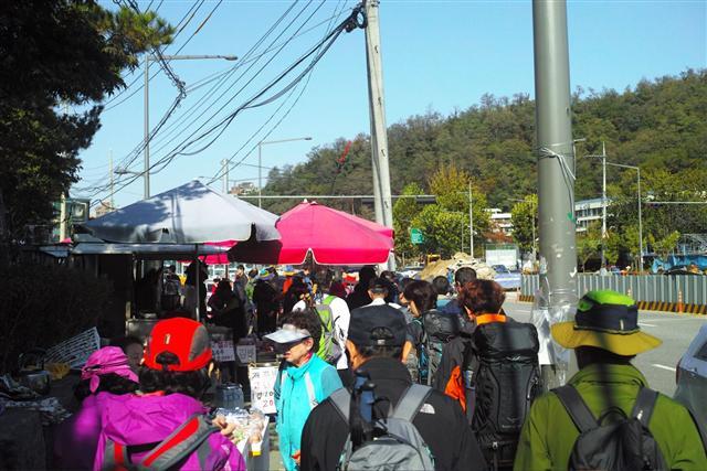 서울대 정문과 맞붙어 있는 관악산 등산로 입구. 입구부터 술을 파는 포장마차가 즐비해 취객으로 인한 민원도 덩달아 늘고 있다.