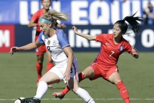 In this photo taken by the Associated Press, South Korea's Lee Min-a (R) defends against Julie Ertz of the United States during the first half of an international friendly women's football match at Sahlen's Stadium in Cary, North Carolina, on Oct. 22, 2017. (Yonhap)