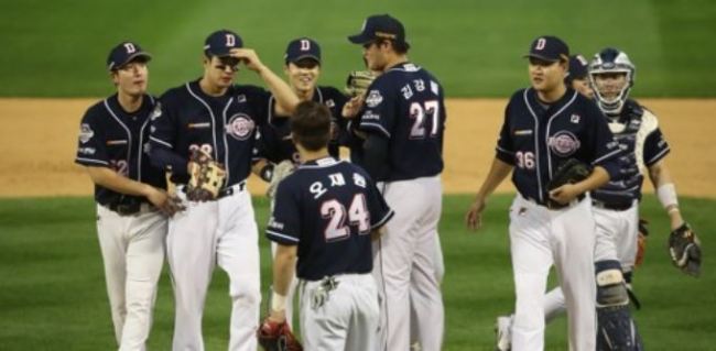 Doosan Bears players celebrate their 14-5 victory over the NC Dinos in Game 4 of their Korea Baseball Organization postseason series at Masan Stadium in Changwon, South Gyeongsang Province, on Oct. 21, 2017. The Bears won the series 3-1 to advance to the Korean Series, the KBO's championship final. (Yonhap)