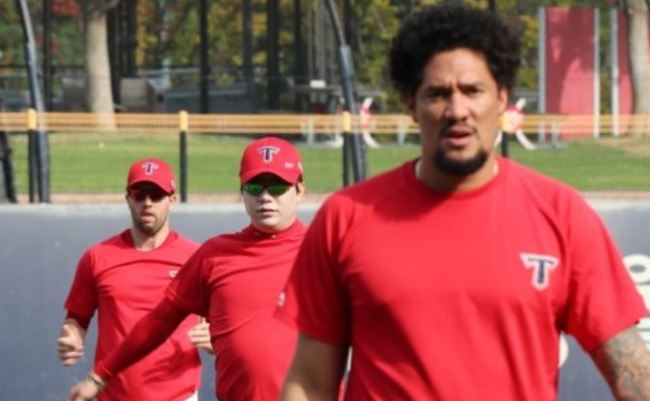 In this file photo taken Oct. 10, 2017, Kia Tigers` starting pitchers Pat Dean, Yan Hyeon-jong and Hector Noesi (L to R) train at Gwangju-Kia Champions Field in Gwangju in preparation for the Korean Series. (Yonhap)