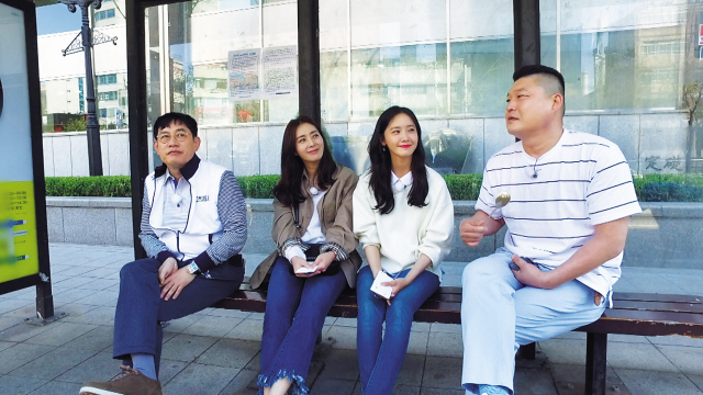 JTBC ‘한끼줍쇼’가 어느덧 1년을 맞이했다. ‘한끼줍쇼’는 동네의 재발견이라는 의미가 있다. 우리네 삶에서 사라져가는 동네와 골목이라는 공간을 조금 느껴볼 수 있는 기회다. 100% 진짜인데다 ‘여기에 나오는 사람들=우리네 이야기’이기 때문에 감정이입은 저절로 된다.