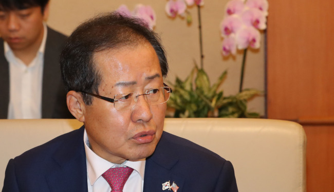 자유한국당 홍준표 대표가 북한의 핵과 미사일 위협에 맞서 '전술핵을 재배치하자'는 한국 내 여론을 전달하기 위해 23일 오전 인천공항을 통해 미국으로 출국하기 앞서 기자간담회를 하고 있다.[사진=연합뉴스]
자유한국당 홍준표 대표가 북한의 핵과 미사일 위협에 맞서 '전술핵을 재배치하자'는 한국 내 여론을 전달하기 위해 23일 오전 인천공항을 통해 미국으로 출국하기 앞서 기자간담회를 하고 있다.[사진=연합뉴스]