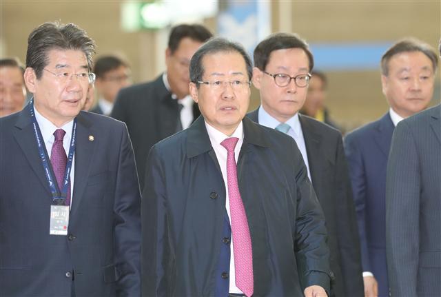 자유한국당 홍준표 대표가 북한의 핵과 미사일 위협에 맞서 ‘전술핵을 재배치하자’는 한국 내 여론을 전달하기 위해 23일 오전 4박 5일  일정으로 인천공항을 통해 미국으로 출국하고 있다.
[연합뉴스]
