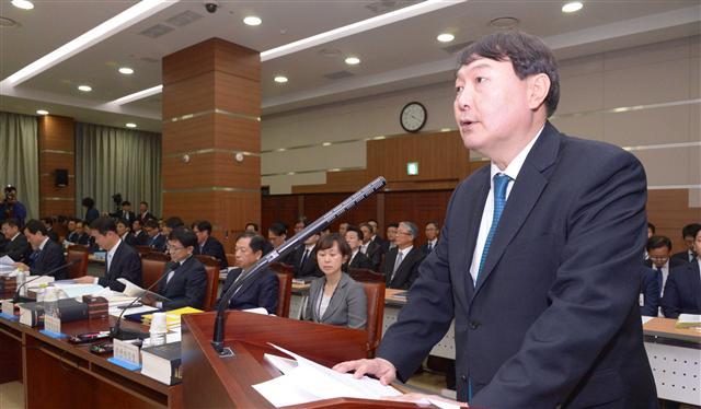 ‘적폐청산 수사’를 진두지휘하고 있는 윤석열 서울중앙지검장이 4년 만에 국정감사 무대에 섰다. 윤 지검장은 23일 서울고등검찰청에서 열리는 서울고검 및 산하 지검·지청 국감에서 서울중앙지검장 자격으로 출석해 국회 법제사법위원회 위원들에게 업무보고를 하고 있다.    정희조 기자/checho@heraldcorp.com