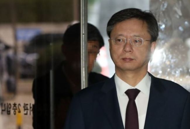 Woo Byung-woo, former presidential secretary under the Park Geun-hye government, enters the courthouse to stand trial on Oct. 13, 2017. (Yonhap)