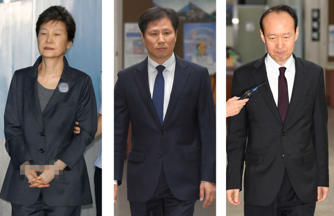 박근혜 정부 청와대의 문고리 권력으로 불린 안봉근 전 청와대 국정홍보비서관(가운데)과 이재만 전 총무비서관(오른쪽) [사진제공=연합뉴스]
