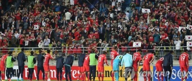 In this file photo taken Oct. 6, 2016, South Korean national team players bow to fans at Suwon World Cup Stadium in Suwon, Gyeonggi Province, after beating Qatar 3-2 in the Asian qualifying match for the 2018 FIFA World Cup. (Yonhap)
