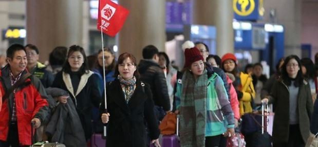 Chinese tour group at Incheon airport. (Yonhap)