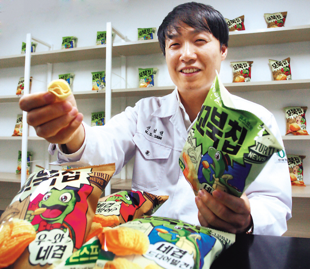 오리온 기술개발연구소 신남선 연구원. 그는 8년의 연구개발 끝에 ‘꼬북칩’을 만드는 데 성공했다.