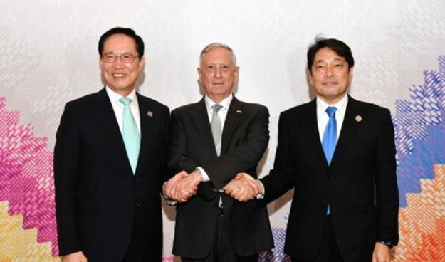 This photo, provided by South Korea's Ministry of National Defense, shows South Korean Defense Minister Song Young-moo (L), U.S. Defense Secretary Jim Mattis (C) and Japanese Defense Minister Itsunori Onodera at a trilateral meeting in Clark, the Philippines, on Oct. 23, 2017. (Yonhap)