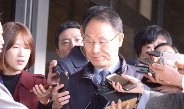 이헌수 전 국가정보원 기획조정실장이 박근혜 정부의 ‘화이트 리스트’ 의혹과 관련해 24일 오전 서울 서초구 서울중앙지검에 출석하고 있다. 서울중앙지검은 대한민국재향경우회가 보수단체 집회에 후원금을 내는 등 박 전 대통령 집권 당시 이뤄진 불법 정치활동에 가담했으며, 이 전 실장이 경우회 관련 의혹에 개입된 것으로 보고 있다.  정희조 기자/checho@heraldcorp.com