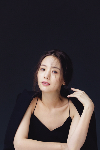 최근 종영한 SBS 주말극 ‘언니는 살아있다’에서 손여은은 강한 카리스마 있는 악역연기룰 선보이며 다양한 연기 스펙트럼을 보여주었다.