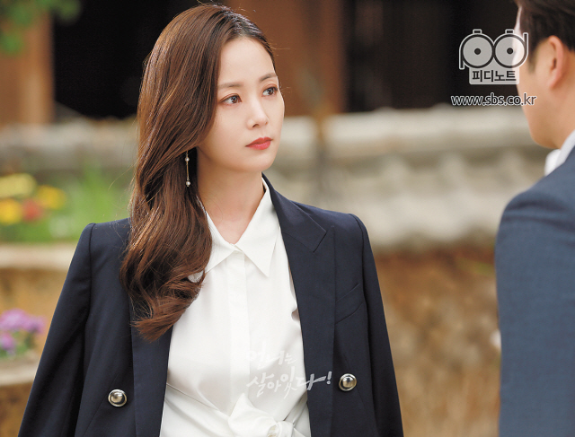 최근 종영한 SBS 주말극 ‘언니는 살아있다’에서 손여은은 강한 카리스마 있는 악역연기룰 선보이며 다양한 연기 스펙트럼을 보여주었다.