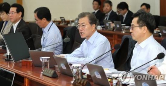 President Moon Jae-in (third from R) speaks during a Cabinet meeting held at the presidential office Cheong Wa Dae in Seoul on Oct. 24, 2017. (Yonhap)