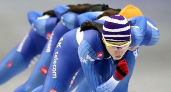 South Korean speed skater Lee Sang-hwa practices with teammates during an opening national team training session at Taeneung International Rink in Seoul on Oct. 24, 2017. (Yonhap)