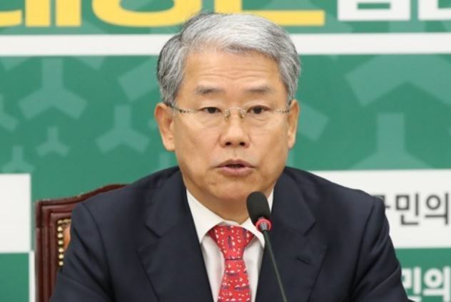 Kim Dong-cheol, the floor leader of the minor opposition People's Party, speaks during a party meeting at the National Assembly in Seoul on Oct. 24, 2017. (Yonhap)