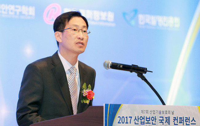 박건수 산업통상자원부 산업정책실장이 24일 서울 삼성동 코엑스에서 열린 ‘2017 산업보안 국제 콘퍼런스’에서 격려사를 하고 있다. ［사진제공=산업통상자원부］