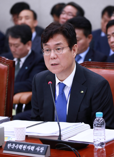 이관섭 한국수력원자력 사장이 24일 오전 국회 산업통상자원중소벤처기업위원회에서 열린 한국수력원자력, 한국원자력환경공단, 한국남동발전 등에 대한 국정감사에서 질의에 답하고 있다. ［사진제공=연합뉴스］