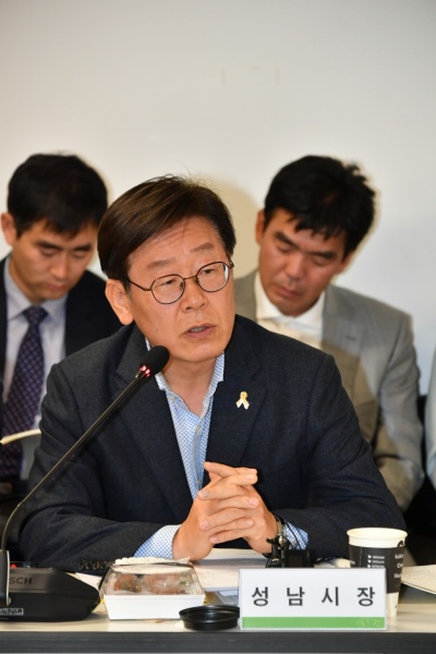 이재명 성남시장이 23일 열린 경기도 시장군수 협의회에서 경기도 버스 준공영제 문제점을 발표하고있다. [사진제공=성남시]