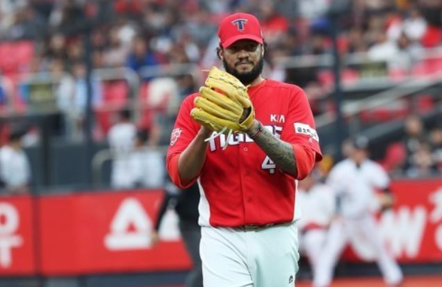 In this file photo taken Oct. 3, 2017, Hector Noesi of the Kia Tigers leaves the mound after completing the bottom of the seventh inning against the KT Wiz in the clubs' Korea Baseball Organization regular season game at KT Wiz Park in Suwon, Gyeonggi Province. (Yonhap)