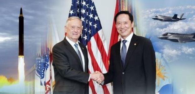 South Korean Defense Minister Song Young-moo (R) and his American counterpart James Mattis in an image provided by Yonhap News TV. (Yonhap)