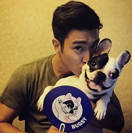 Choi Si-won poses with his family dog. (Choi Si-won’s Instagram)