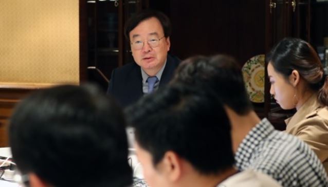 This photo, taken on Oct. 23, 2017, shows Khang Hyo-shang, the spokesman of the main opposition Liberty Korea Party, speaking during a press conference in Washigton D.C. (Yonhap)
