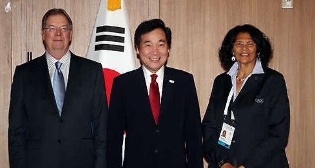 South Korean Prime Minister Lee Nak-yon (C) poses for a photo with US Olympic Committee Chairman Larry Probst (L) and IOC member Anita DeFrantz in Greece on Oct. 24, 2017. (Yonhap)