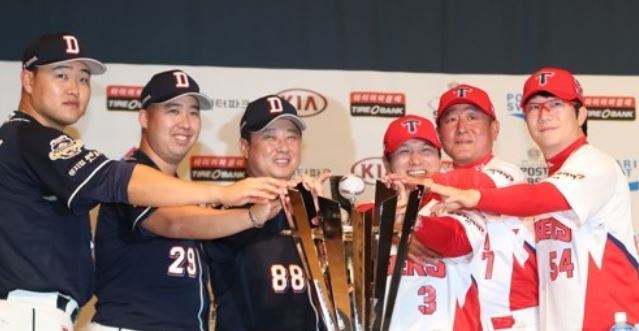 Participating managers and players for the 2017 Korean Series baseball championship pose with the trophy during the media day at Chonnam National University in Gwangju on Oct. 24, 2017. From left: Doosan Bears' first baseman Oh Jae-il, pitcher Yoo Hee-kwan and manager Kim Tae-hyung; then Kia Tigers' shortstop Kim Sun-bin, manager Kim Ki-tai and pitcher Yang Hyeon-jong. The best-of-seven series begins Wednesday at Gwangju-Kia Champions Field in Gwangju. (Yonhap)