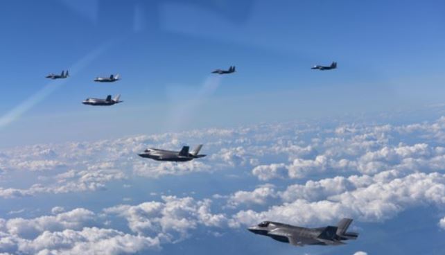 F-35B stealth fighters of the U.S. Marine Corps train with South Korean F-15Ks on Aug. 31, 2017 in a photo provided by South Korea's Air Force. (Yonhap)