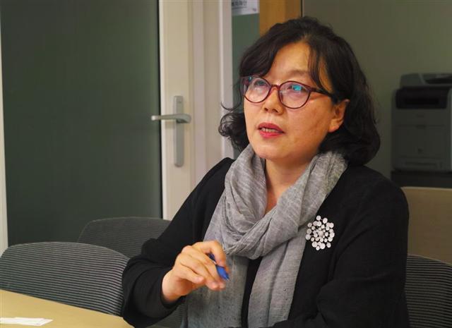 사전연명의료의향서 작성 신청 과정을 설명하는 이혜원 각당복지재단 사전의향서 사업본부 팀장.