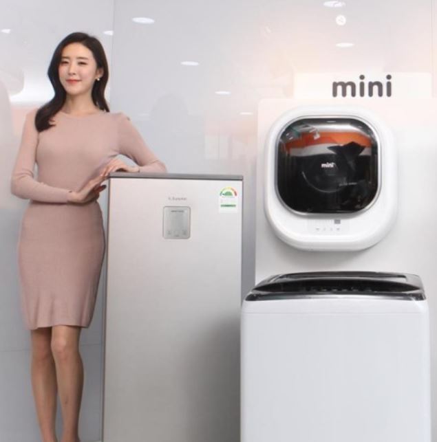 A model poses with Dongbu Daewoo Electronics products in this photo released by the company Sept. 25, 2017. (Yonhap)