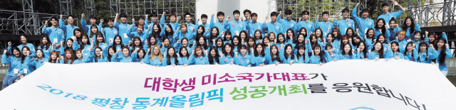 ◀
‘미소에이드’팀은 종로 통인시장 상인들에게 외국어 메뉴판을 전달했다.