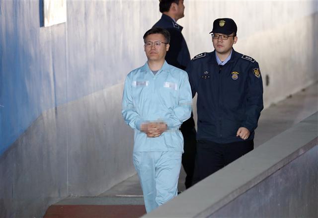박근혜-최순실 국정농단 사건 관련 공무상 비밀 누설 혐의 등으로 구속기소된 정호성 전 대통령 부속비서관이 25일 오전 서초동 서울중앙지법에서 열리는 결심 공판에 출석하기 위해 호송차에서 내려 법정으로 향하고 있다. 검찰은 이날 공판에서 정호성에게 2년6개월 형을 구형했다.  [연합뉴스]