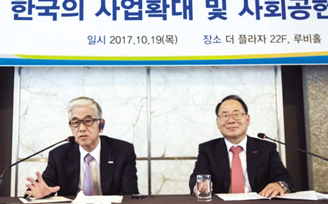 일본 도레이그룹의 닛카쿠 아키히로 사장(왼쪽)과 한국도레이(도레이첨단소재·도레이케미칼) 대표인 이영관 회장이 한국내 투자계획을 발표하고 있다.